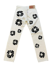 Load image into Gallery viewer, DENIM TEARS x LEVI&#39;S Cotton Wreath Jeans White Pre-Owned W31 L32
