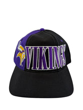 Load image into Gallery viewer, Vintage STARTER Minnesota Vikings Tri-Power Snapback Hat 90s Black Purple
