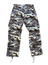 Load image into Gallery viewer, SUPREME Logo Digi Camo Cargos New 32
